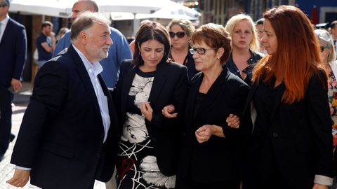 a vicesecretaria general del PSOE, Adriana Lastra (2i), recibe el psame del alcalde socialista de Ribadesella, Ramn Caal (i), en presencia de su madre (2d) y una de sus hermanas, durante el funeral de su padre, Lorenzo Lastra, fallecido a los 76 aos en Ribadesella, en la iglesia parroquial de esta localidad