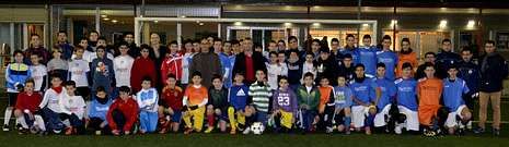 Los responsables de la fundaci�n del Atl�tico, encabezados por Manolo S�nchez, presentaron el proyecto junto a los jugadores de base del Dumbr�a.