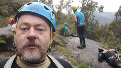 Los cuatro espelelogos descansando, esperando la llegada de los bomberos de Barreiros, con Miguel Fernndez en primer plano