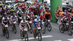 La salida en el pabell�n de Cee fue el momento m�s espectacular de la Volta MTB Terra Neira. 