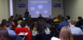 Dos veces al a�o, los alumnos presentan un proyecto ante un tribunal formado por los principales profesionales de la industria.