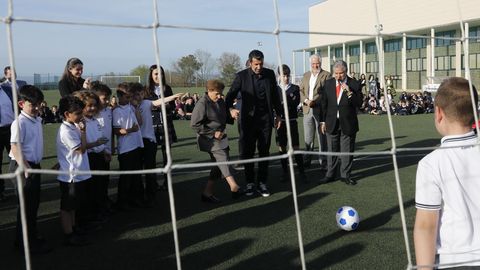 Luis Figo visito el colegio Miraflores