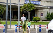 Un hombre entra con sus hijos en el hospital de M�laga donde est� ingresado Ashya King. 