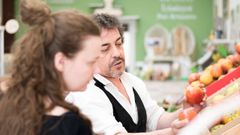 LA HUERTA DEL CAMINO. En pleno coraz�n de la ciudad es posible encontrar frutas y verduras reci�n cosechadas, gracias al comercio regentado por Alejandro Porta, que trabaja con productos de gran calidad y cultivados en la zona. �Mi proveedor m�s lejano es de Valdovi�o�, comenta el empresario, que tambien trabaja con explotaciones de tama�o familiar de O Val y Covas