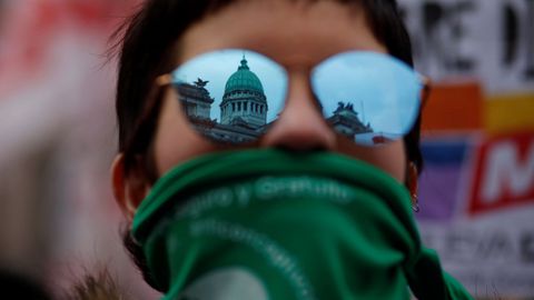 Manifestantes proabortistas y contrarios a la legalizaci�n se manifestaron frente al Parlamento de Buenos Aires durante el debate del proyecto del ley