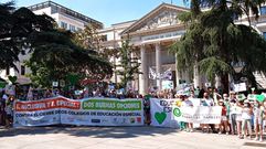 Foto de archivo del pasado mes de junio de una concentraci�n ante el Congreso para protestar por la ley Cela�, con el fin de que se mantengan los centros de educaci�n especial igual que ahora