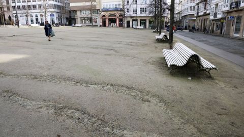 Medio centenar de surcos atraviesan el deteriorado pavimento de tierra de la plaza de Armas.