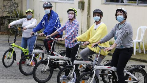 Conchi Parga, Antonio Pereiro, Alicia Pedreira, Nieves Porta e In�s Quintanilla, en el patio de la antigua sede de Padre Rubinos, donde la asociaci�n Mobi-Liza ofrece cursos para aprender a andar en bicicleta