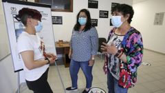 De izquierda a derecha, Pili Leal, secretaria de Adiante, Isabel Quiza, con un hermano alcoh�lico, y Fina Ramil, en rehabilitaci�n desde hace dos a�os