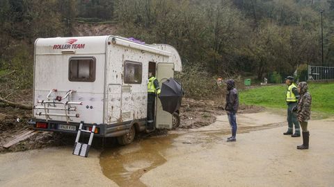 La lluvia provocó la caída del talud y la tierra llegó a entrar en la caravana