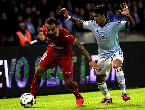 Castro, ante Augusto, en el �ltimo choque entre Celta y Getafe en Bala�dos, en febrero. 