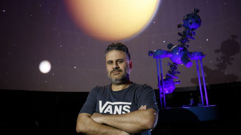 El astrofsico, Borja Tosar en el planetario, fotografiado con Saturno (en pequeo) y Titn (la luna ms grande de Saturno).