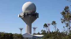 El radar areo de Espieiras, en Santiago, visible desde la carretera de Val do Dubra