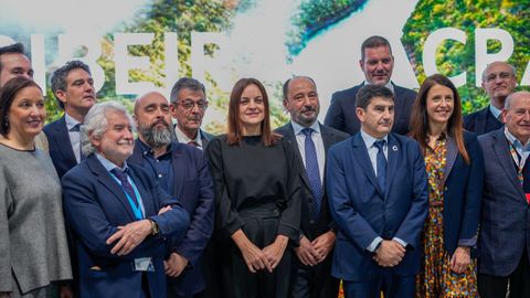 En el centro, la burelense Carmela L�pez como presidenta de la Deputaci�n en una presentaci�n sobre la Ribeira Sacra