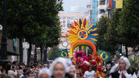 Las calles del centro de Oviedo acogen el tradicional desfile del día de América en Asturias, en su 72 edición