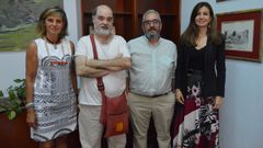 La concejala de Pol�ticas Sociales (izquierda), Conchita M�ndez,  el presidente de la asociaci�n Alb�niz, Francisco Vicente (derecha), su coordinador, Jes�s �lvarez (izquierda) y la concejala delegada de Pol�ticas Sociales (derecha) Leticia Gonz�lez