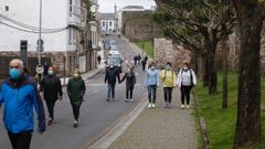 Lucenses paseando ayer a las ocho de la tarde por el carril de la Ronda da Muralla