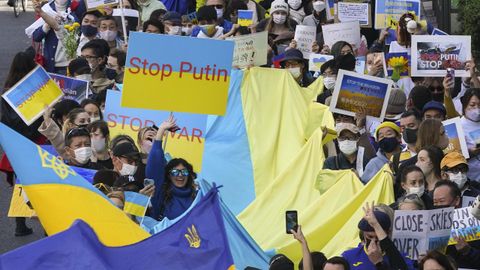 Personas se manifiestan contra la agresin de Rusia a Ucrania, en Tokio, Japn.