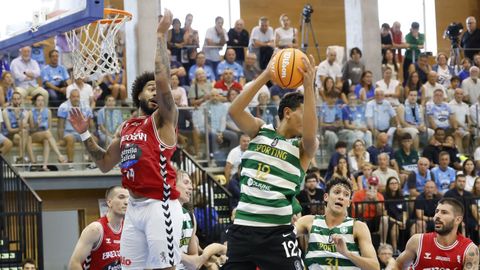 Tamba observa a Gon&ccedil;alo Neves en la lucha por un rebote.