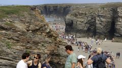 Turistas en As Catedrais este verano