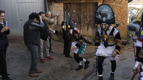 Os felos percorren Maceda.A comitiva co personaxe do entroido tradicional estn a percorrer os pobos do municipio e a Serra de San Mamede