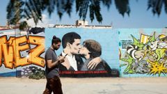 Grafiti de un beso entre Snchez y Puigdemont en Barcelona