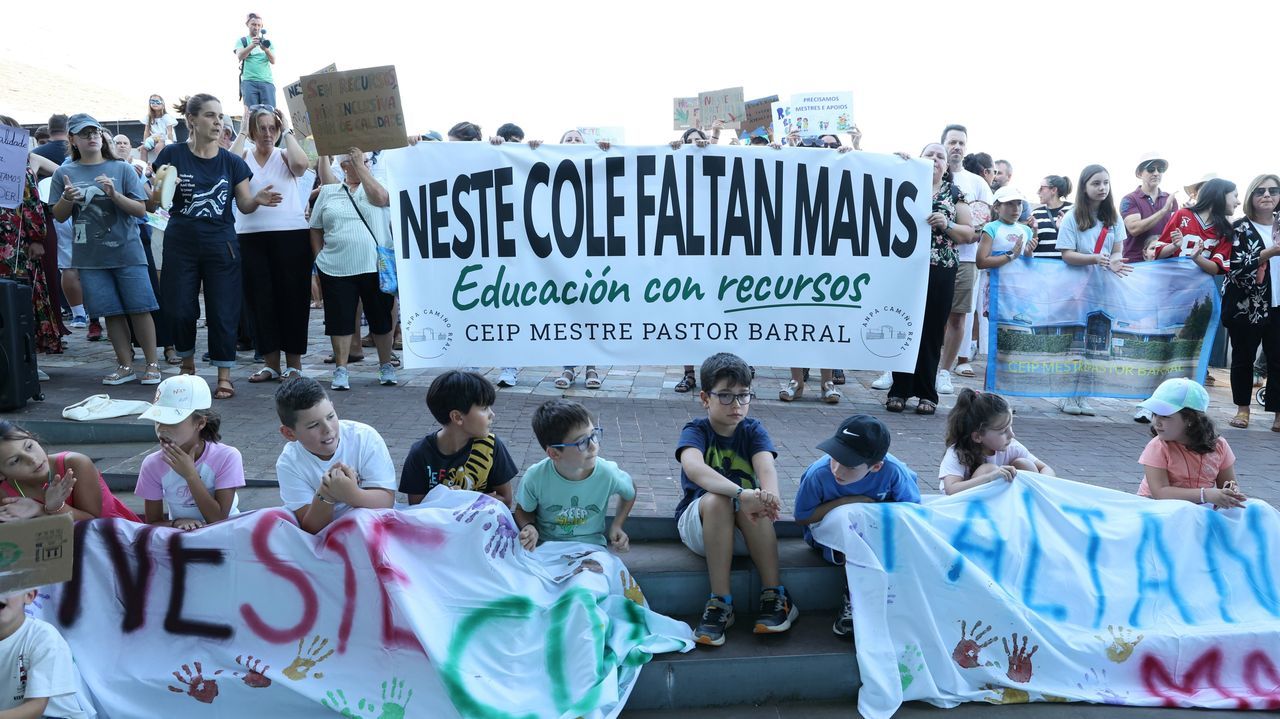 La comunidad escolar del CEIP de Melide que pide un profesor eleva su protesta