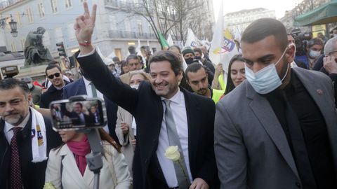 Andr� Ventura, portando una rosa blanca, dio el tradicional paseo por el Chiado justo despu�s de Ant�nio Costa y Rui Rio