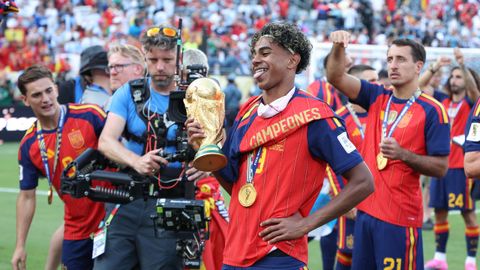 Lamine Yamal, con la copa del mundo