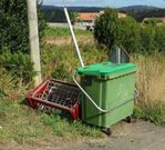 El sof� fue depositado junto a uno de los contenedores. 