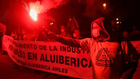 Trabajadores de la planta de Alu Ibrica en Avils participan este lunes en una protesta en Oviedo