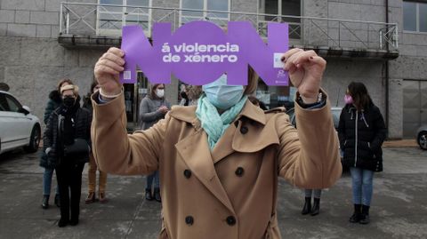 Un momento de la concentracin que se llev a cabo frente al Ayuntamiento de Carballedo con motivo del 25-N