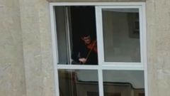 Un violinista toca a trav�s de la ventana para amenizar la cuarentena en Lugo