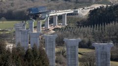 Construcci�n del viaducto sobre el r�o Pambre