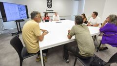 La concejala del rural y el alcalde, este lunes en el Concello de Pontevedra, con vecinos afectados por las inundaciones en la R�a do Santo, en Louriz�n