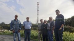 Los vecinos de Ares ante la nueva antena de telefon�a m�vil, que est� frente a sus casas pero ya en el municipio de Mugardos