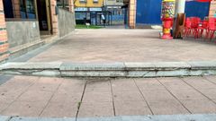Los vecinos piden la reparaci�n de estas escaleras deterioradas en el barrio de Teatinos de Oviedo
