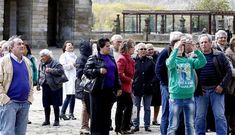 Un grupo de turistas portugueses contemplan, ayer s�bado, la fachada de la Catedral.