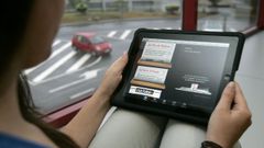 Una persona manejando una tableta digital.