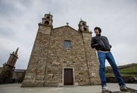 Un visitante de Singapur, ayer por la tarde frente al santuario de Mux�a, cerrado al p�blico.
