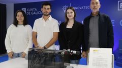 Los alumnos creadores Eugenia Lpez, David Gallego y Desir Narciso, con el profesor Carlos Lamela. El estudiante Santiago Rodilla compareci por videollamada
