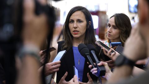 La l�der de Podemos, Ione Belarra, realiza declaraciones a la prensa.