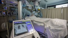 Imagen de archivo de la uci del Cl�nico, donde tratan a cinco pacientes con covid.