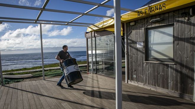 En la imagen, Manuel Tom&eacute;, propietario de As Furnas, poniendo a punto su local de Porto do Son.