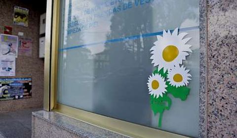 Los escaparates empezaron a vestirse ayer de primavera.