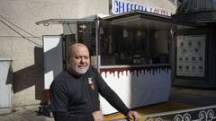 Tino, frente a una de sus churrer�as Lolita, la que est� situada en A Ponte