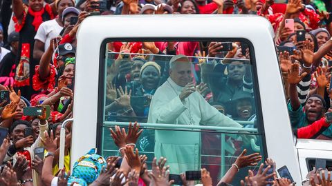 Le&oacute;n XIV, a su llegada a una misa por la paz y la justicia en el aeropuerto de&nbsp;Bamenda, en Camer&uacute;n.
