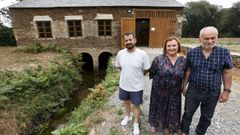 Unha familia de Coea, en Castro de Rei, restaura un muíño familiar para uso comercial.