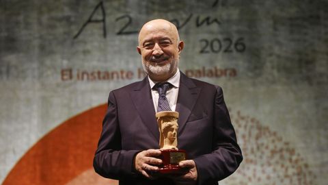El escritor andaluz Pablo �lvarez, celebrando su premio en Alicante.