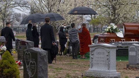 EE.UU. ha rebasado los 50.000 muertos y los 870.000 contagios por el covid-19; en la foto, un entierro en Chelmsford, Massachusetts